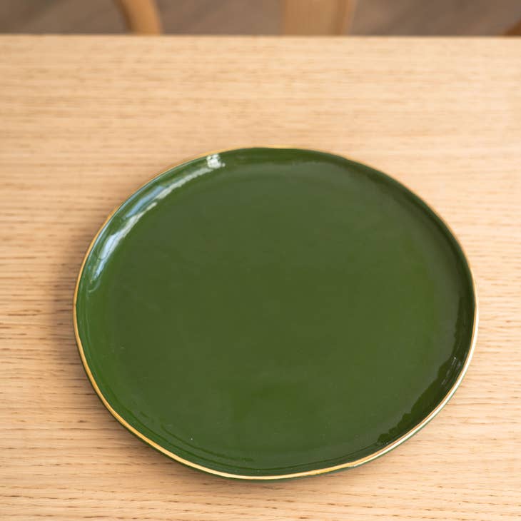 Handgefertigte Teller aus Porzellan. Grün