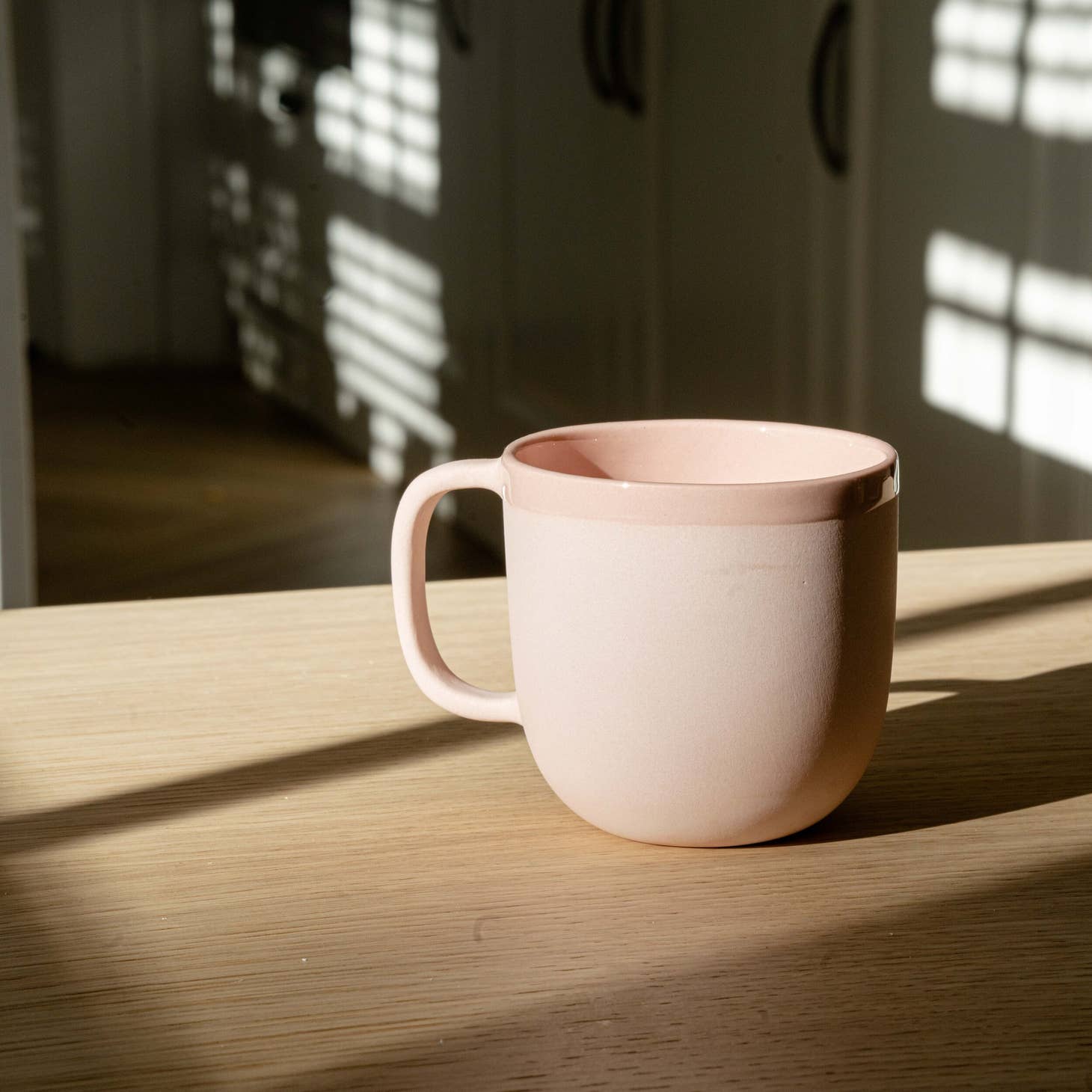 Taza de café de porcelana hecha a mano. rosa empolvado