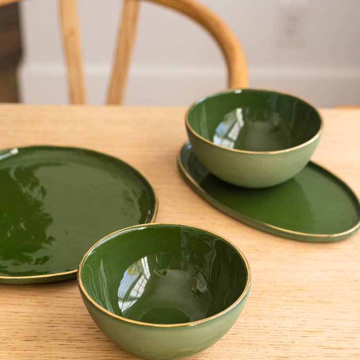 Handgefertigte Teller aus Porzellan. Grün