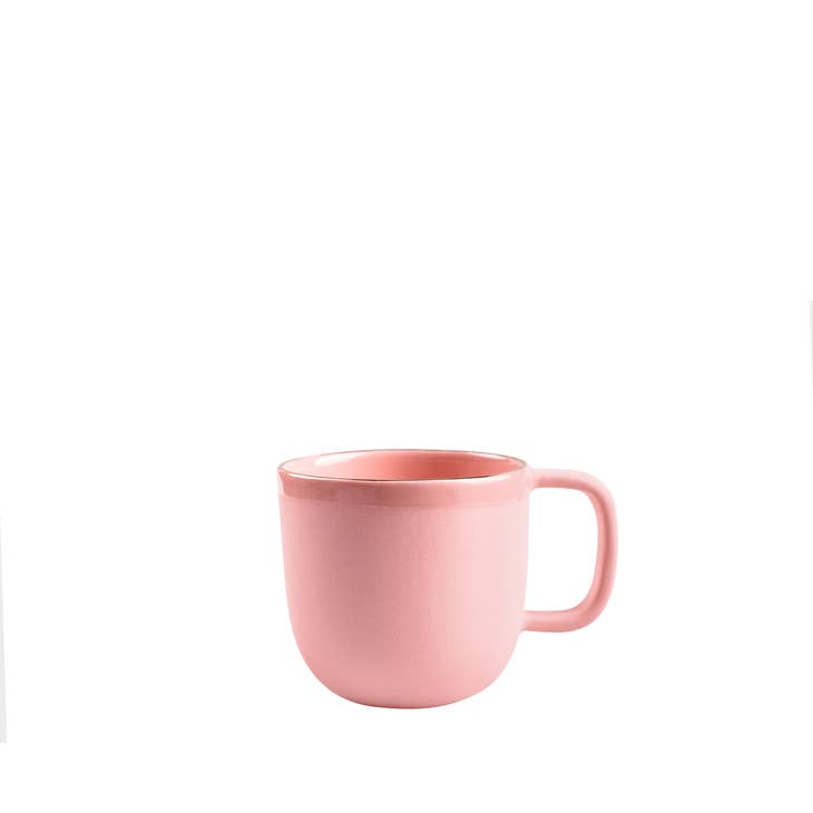 Taza de café de porcelana hecha a mano. rosa empolvado