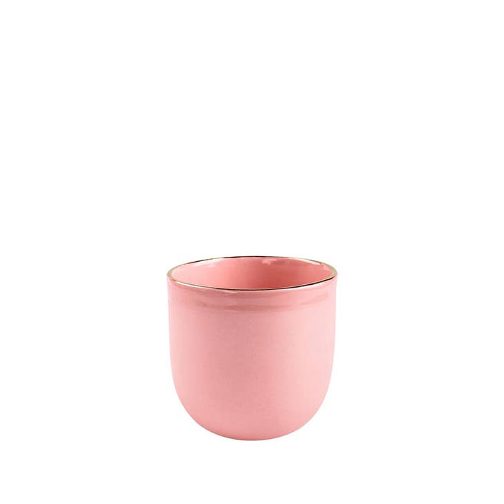 Taza de café de porcelana hecha a mano. rosa empolvado