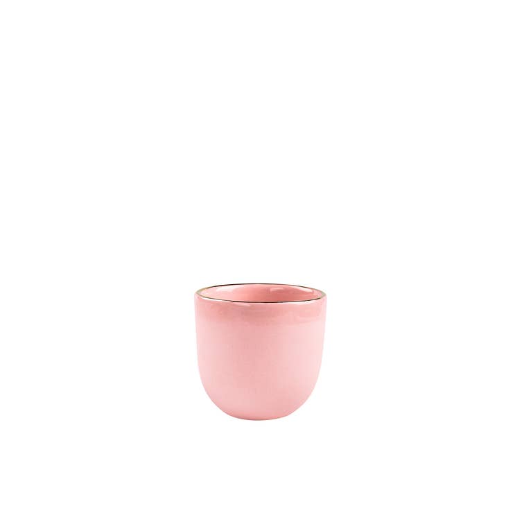 Taza de café de porcelana hecha a mano. rosa empolvado